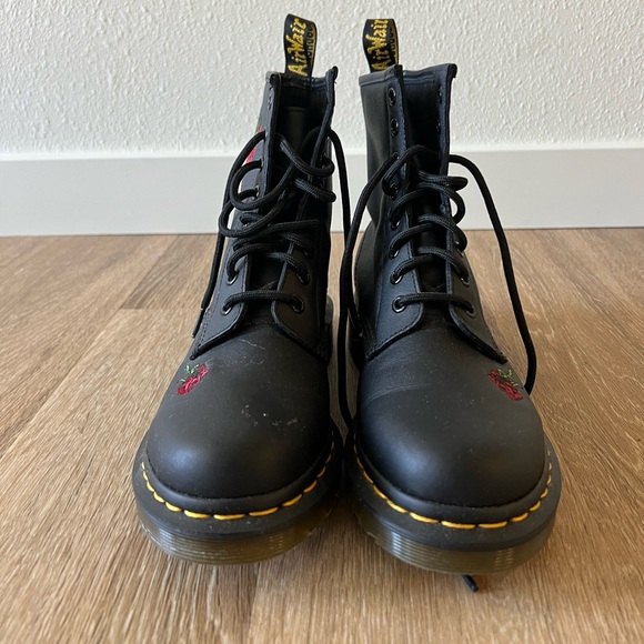 NEW! Dr. Martens 1460 Vonda Mono Women’s Floral Boots -Rose Embroidery. - Picture 2 of 5